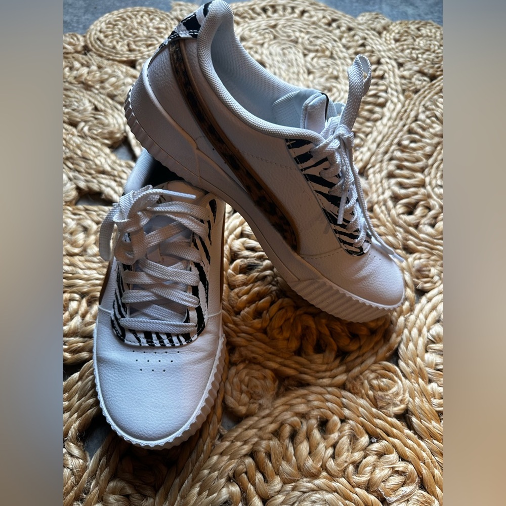 Puma faux fur animal print soft foam tennis shoes. Size 7.5. EUC.